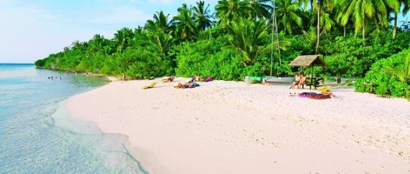 Strand auf Embudu Malediven