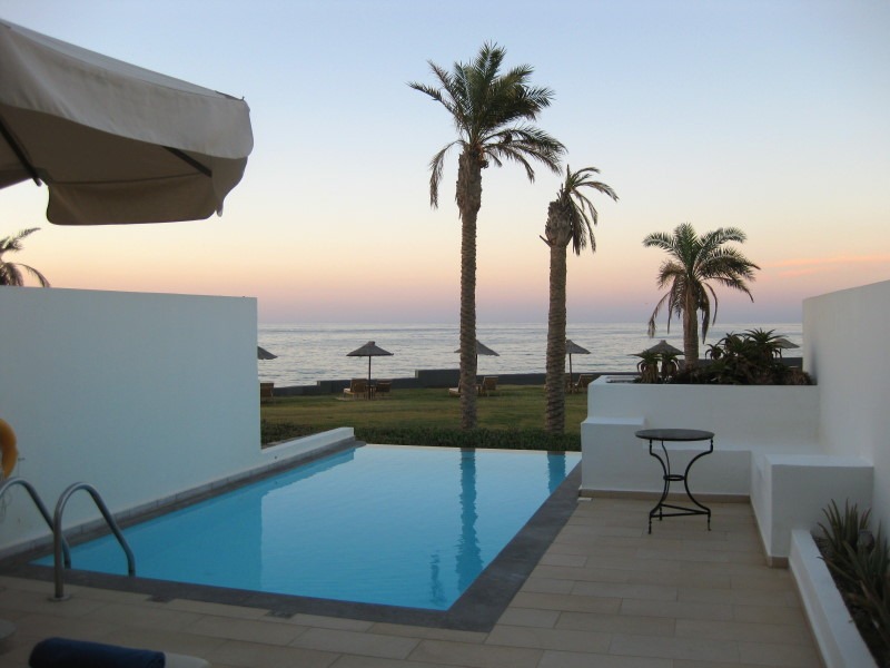 Swim-up Pool im Hotel auf Kreta bei Sonnenuntergang