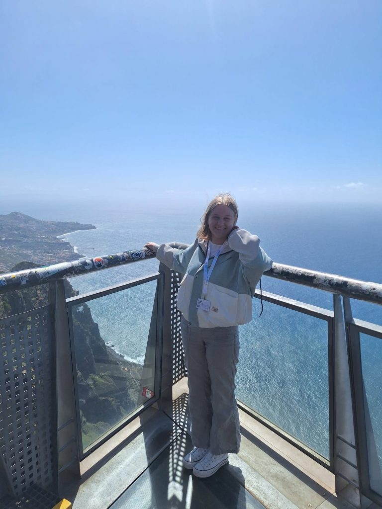 Bibiana Blaumann auf der Aussichtsplattform Cabo Girao
