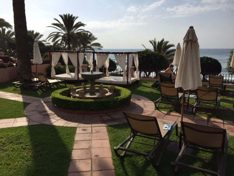 Schöne Hotelterrasse an der Küste in Spanien