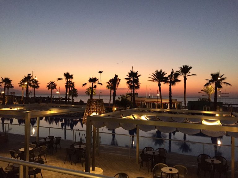 Poollandschaft im Hotel in Spanien bei Sonnenuntergang mit Bali-Betten
