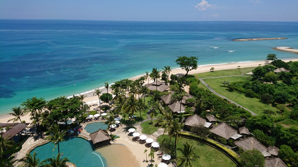 Ausblick von der Hotelanlage aus auf Bali auf das Meer und den Strand