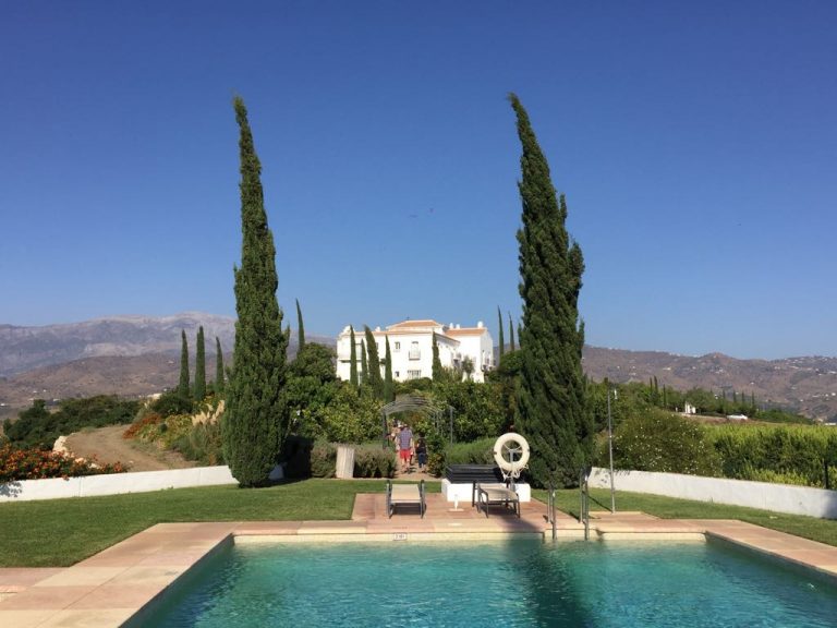 Kleiner Pool auf dem spanischen Festland