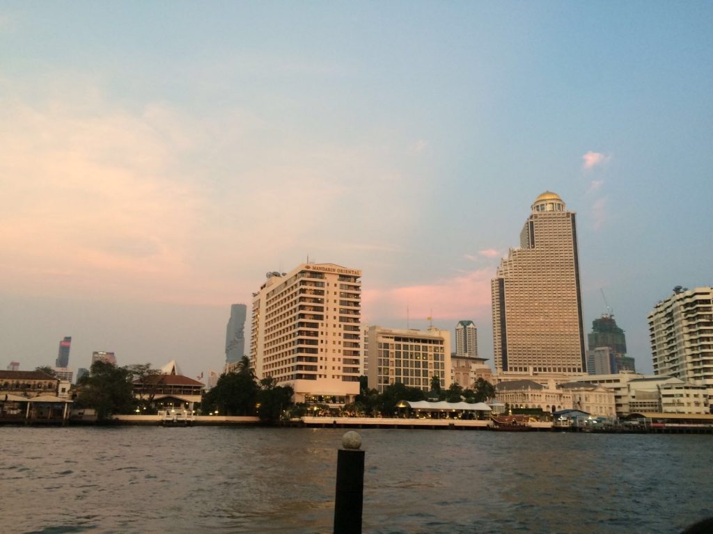Skyline von Bangkok bei Sonnenuntergang