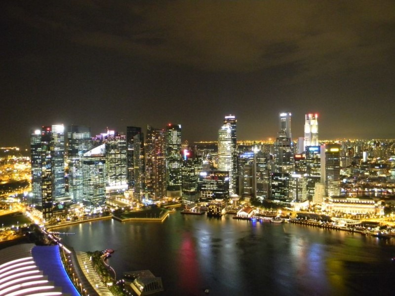 Skyline von Singapur von oben bei Nacht