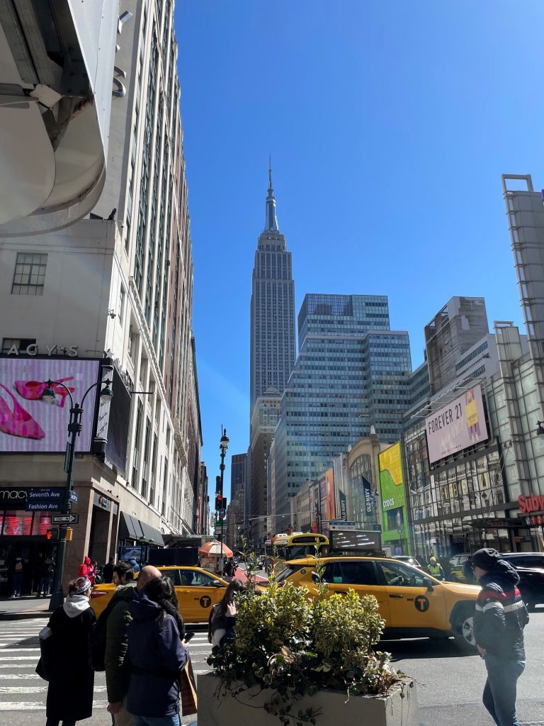 Die Straßen von New York mit Blick auf das Empire State Building
