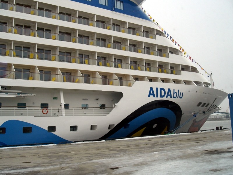 AIDAblu von außen im Hafen von Hamburg