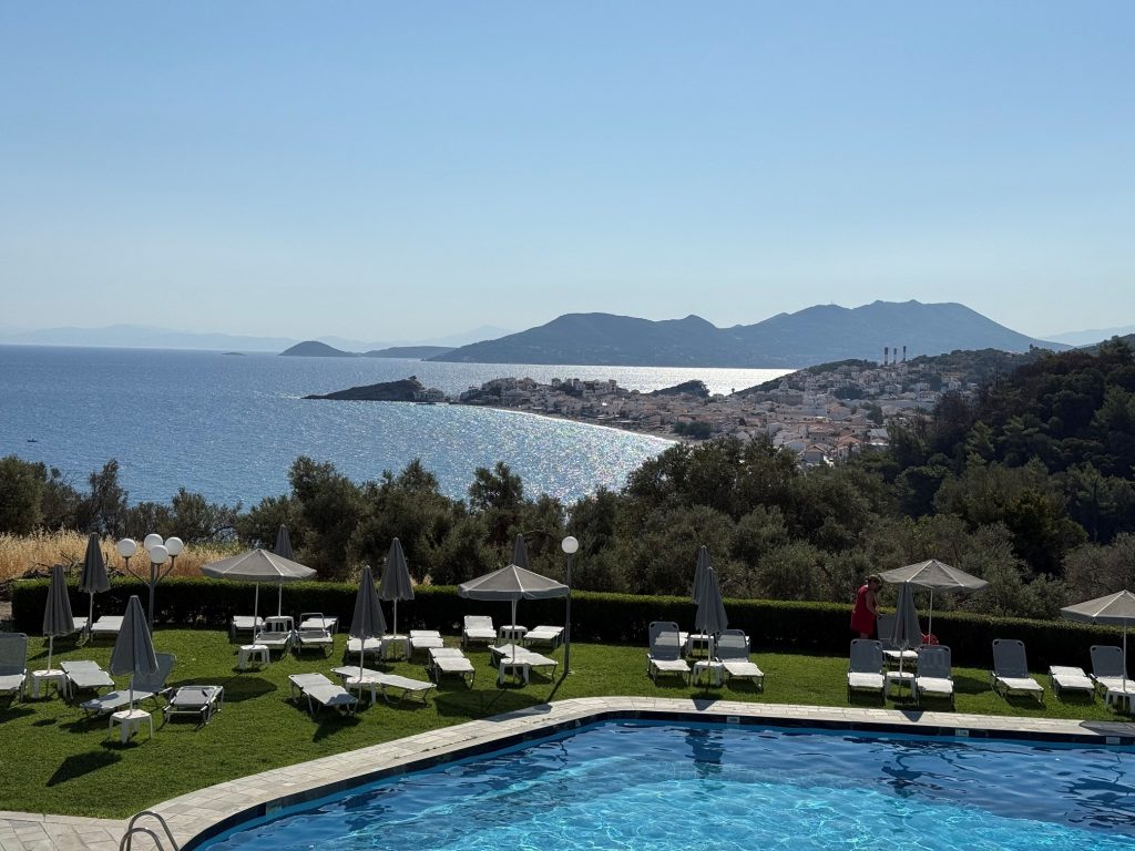 Ausblick vom Pool vom Arion Hotel auf Samos Stadt