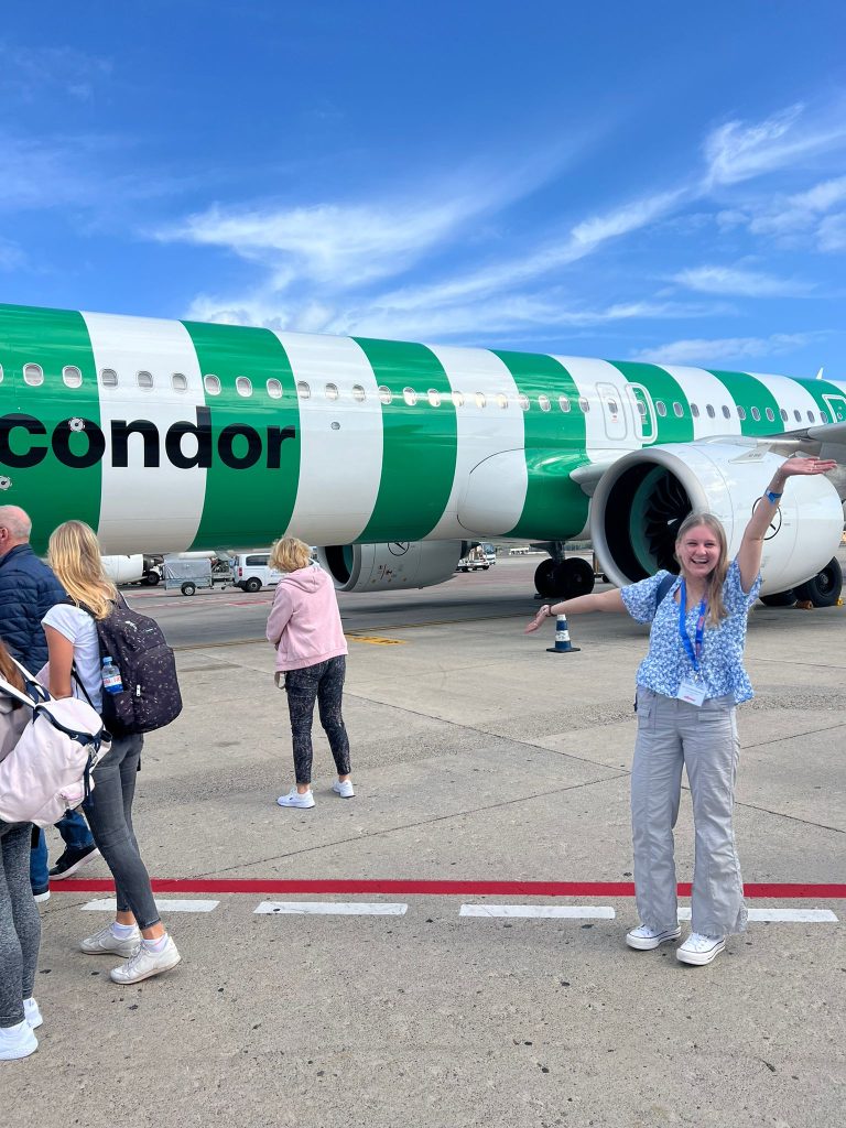 Bibiana Blaumann auf Gran Canaria vor der gestreiften Condor