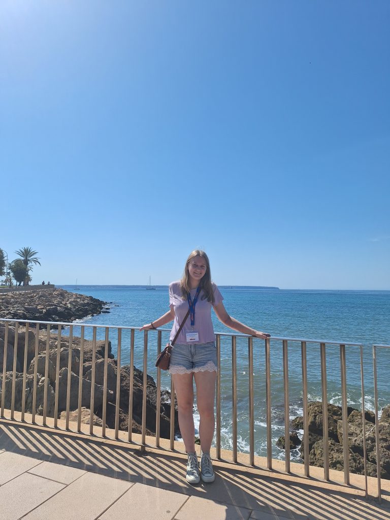 Bibiana Blaumann in Palma Stadt vor dem Meer auf Mallorca
