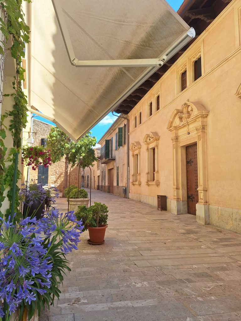 Die malerischen Gassen in der Altstadt von Alcudia