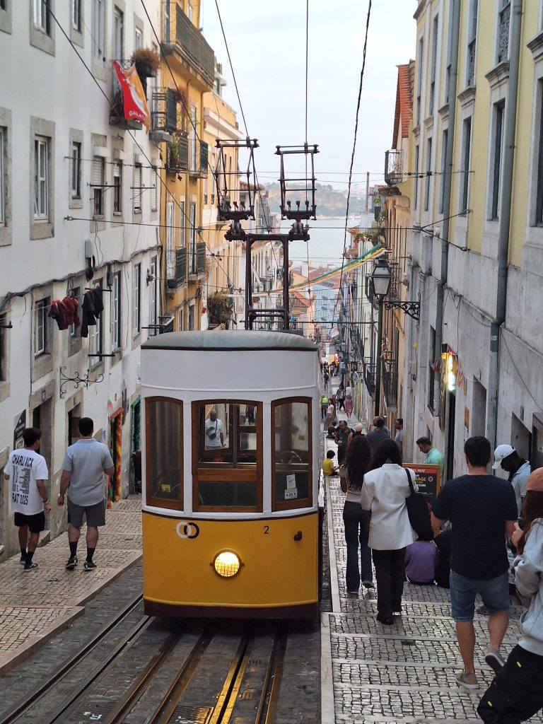 Die bekannte gelbe Straßenbahn in Lissabon