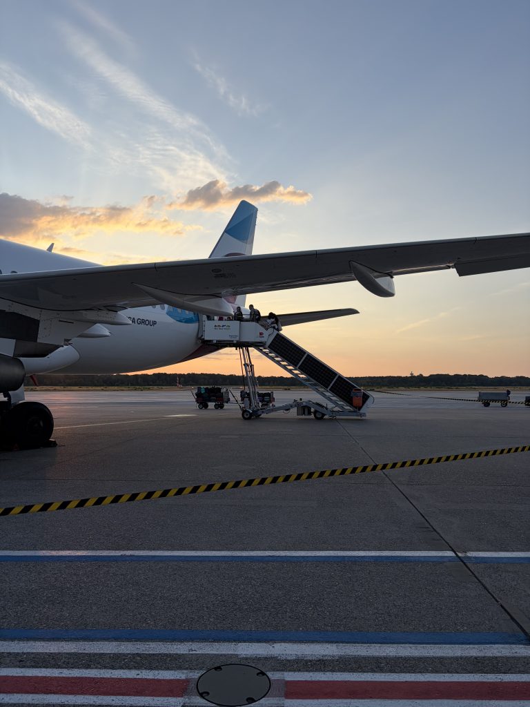 Flugzeug bei Sonnenaufgang