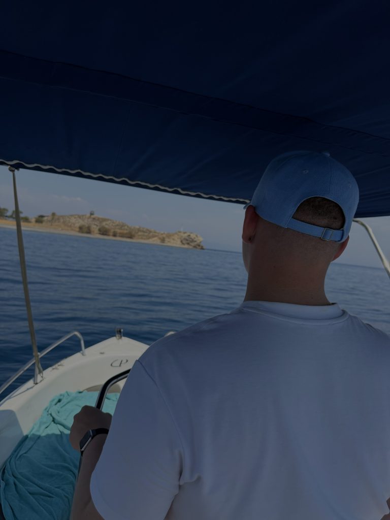 Liam Müller auf dem Boot vor Kos