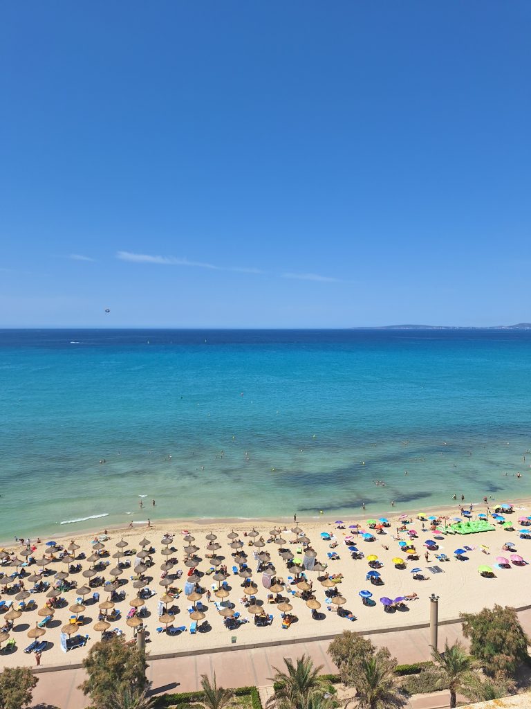 Schöner Blick aufs Meer an der Playa de Palma auf Mallorca