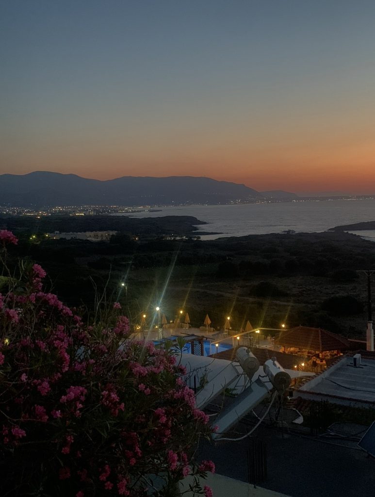 Blick auf das Meer auf Kreta bei Sonnenuntergang