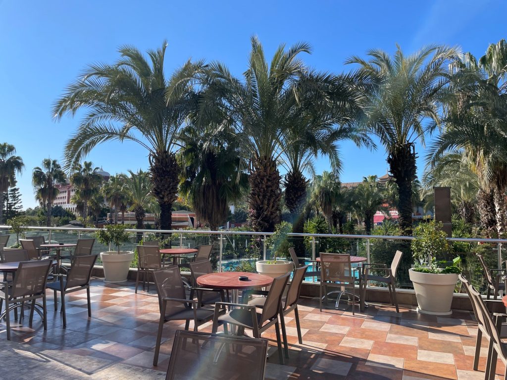 Terrasse im Calimera Hane Garden mit Blick auf den Pool und die Palmen